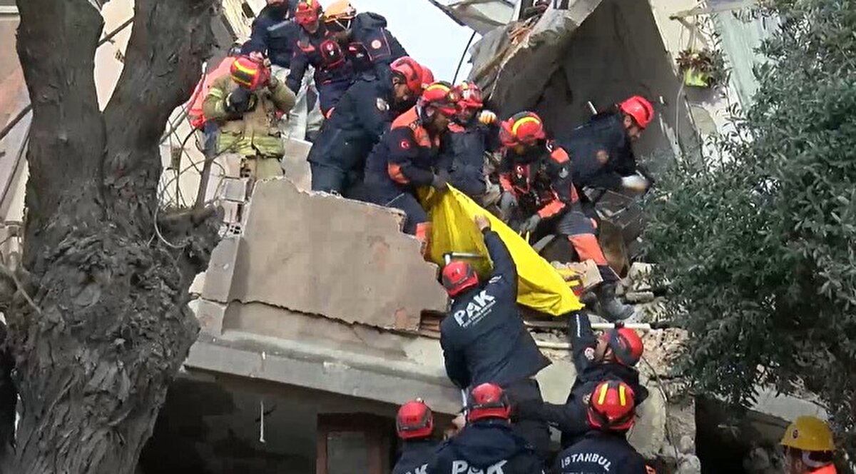 Öte yandan Hatay merkezli 6,4 büyüklüğündeki depremin ardından başlatılan arama kurtarma çalışması tamamlandı. Alınan bilgiye göre, dün Hatay'ın Defne ilçesi merkezli 6,4 büyüklüğündeki deprem ve devamındaki Samandağ ilçesi merkezli 5,8 büyüklüğündeki artçı sarsıntının ardından yürütülen çalışmalar sonrası enkaz altında kimse kalmadı.