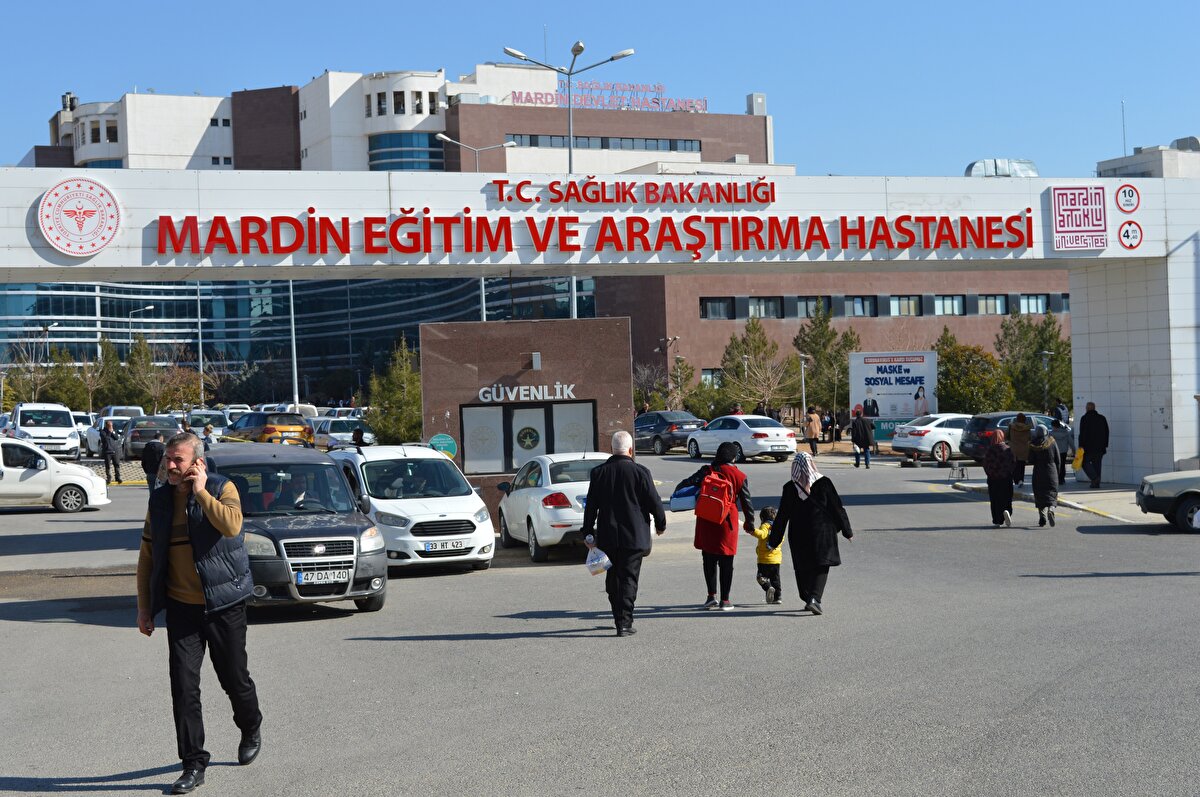 Mardin Eğitim ve Araştırma Hastanesi Başhekimi Uzman Dr. Mehmet Kabak ise hastanede yaklaşık 600 depremzedenin tedavisinin yapıldığını, bunların bir kısmının da çocuk olduğunu söyledi. Dr. Kabak, “Bu çocuklarımızın tedavilerinin uzaması sebebiyle Milli Eğitim Müdürlüğümüz ile beraber hastane odalarını sınıfa dönüştürdük. Hem tedavilerini oluyorlar hem de eğitimlerinden geri kalmıyorlar. Bir nebze olsun acılarını hafifletmeye çalışıyoruz. Desteklerinden dolayı Milli Eğitim Müdürümüze teşekkür ediyorum" diye konuştu.<br>