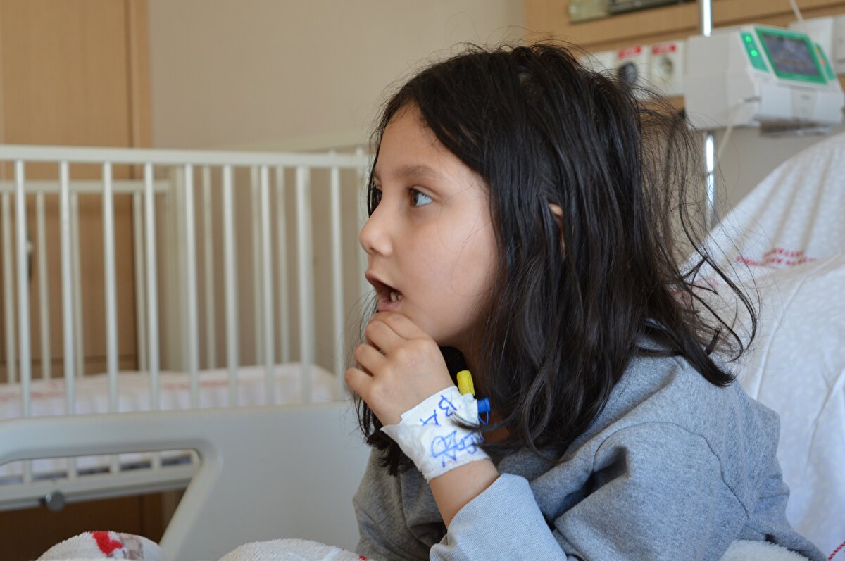 Mardin Eğitim ve Araştırma Hastanesi Süt Çocuğu Servisi'nde tedavisine devam edilen Adıyaman Yavuz Sultan Selim İlkokulu 1'inci Sınıf öğrencisi Elif Kübra Toprak (7), gönüllü sınıf öğretmeni İbrahim Halil Akson ile eğitime başladı. İl Milli Eğitim Müdürü Murat Demir, Artuklu İlçe Milli Eğitim Müdürü Mehmet Emin Duyan, Mardin Eğitim ve Araştırma Hastanesi Başhekimi Uzman Dr. Mehmet Kabak, hastane odasında eğitime başlayan Elif Kübra Toprak'ı ilk ders gününde yalnız bırakmadı.<br>