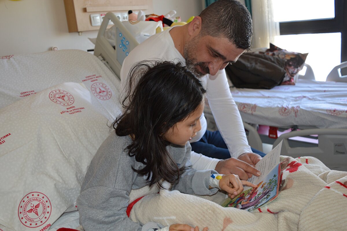 İl Milli Eğitim Müdürü Murat Demir, il genelindeki okullarda 529, hastanelerde ise 6 depremzede öğrencinin bugün dersbaşı yaptığını söyledi. Demir, “Kahramanmaraş merkezli depremde vefat eden kardeşlerimize Allah'tan rahmet, yaralılarımıza acil şifalar diliyoruz. Milli Eğitim Bakanımız, bakan yardımcılarımız, daire başkanlarımız ve il müdürlerimiz depremin ilk gününden itibaren sürekli alandaydı. Bugün de Mardin genelinde an itibarıyla 529 depremzede öğrencimiz kayıt yaptırdı. Mardin Eğitim ve Araştırma Hastanesi'nde biri temel eğitim, 3'ü ortaöğretim olmak üzere 4 öğrencimiz şu an tedavi görüyor. Kızıltepe'de yine aynı şekilde 2 öğrencimiz var. Öğretmenlerimiz hastane odalarında bu çocuklarımızın eğitimine başladılar. KYK yurtlarında, otellerde, öğretmen evlerimizi de aynı şekilde çocuklarımızın kayıtlarını aldık. Okul öncesi çocuklarımız için de sınıflarımızı açıyoruz. Bu konuda hastane yönetimine, İl Sağlık Müdürümüze çok teşekkür ediyorum. Bize bu desteği verdiler, bu kolaylığı sağladılar. Çocuklarımızın eğitimine aksatmadan devam ettireceğiz. Bir nebze de olsa yaralarını sarmaya çalışacağız. Rabbim beterinden korusun inşallah." dedi.<br>