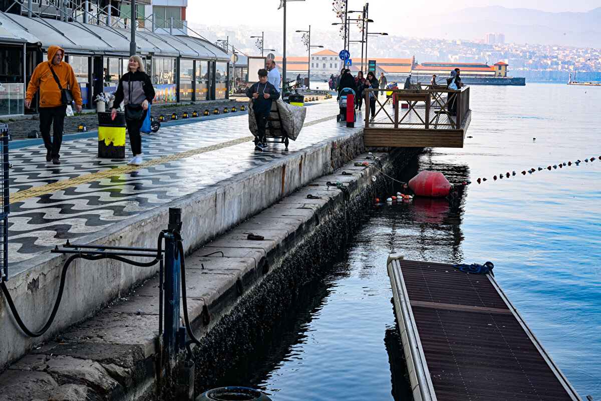 Gündüz, çekilmenin kış mevsimi sonuna doğru biteceğini dile getirerek, "Bunun depremle ilişkisi yok. Depremden önce denizde çekilme olur algısı yanlı." dedi.<br>