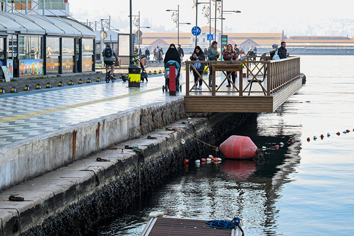 "Depremden önce denizde çekilme olur algısı yanlış"<br><br>DEÜ Deniz Bilimleri ve Teknolojisi Enstitüsü Öğretim Üyesi Doç. Dr. Murat Gündüz ise İzmir Körfezi'nde su çekilmesinin her yıl tekrarlanan bir olay olduğunu vurguladı.
