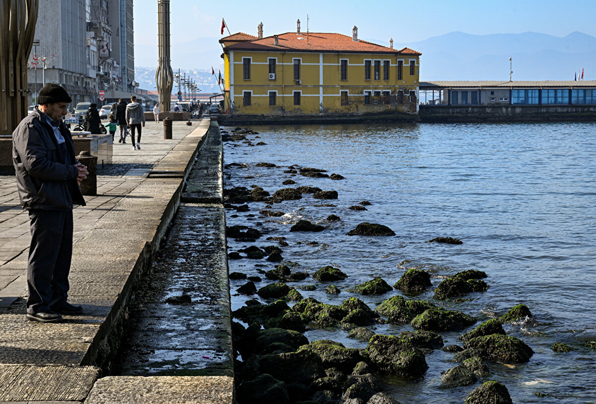 Yaşar, poyrazın tersi olan lodosun ise güneyden kuzeye su bastığını, bu nedenle şiddetli lodosun Ege kıyılarında zaman zaman deniz taşmasına neden olabildiğini kaydederek, "Görülen su çekilmesinin sismik olaylarla ilgisi yok. Tamamen meteorolojik. Korkulacak bir şey yok" dedi.<br>
