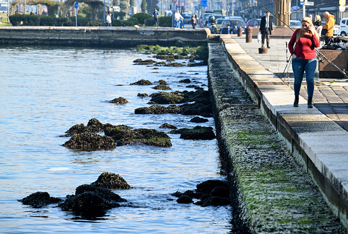 Poyrazın yanı sıra atmosfer basıncındaki mevsimsel değişikliklerin de su çekilmesine neden olduğunu anlatan Gündüz, körfezdeki su seviyesi istasyonunun ocak ayı sonundan bu yana düşüş eğiliminde olduğunu söyledi.<br>