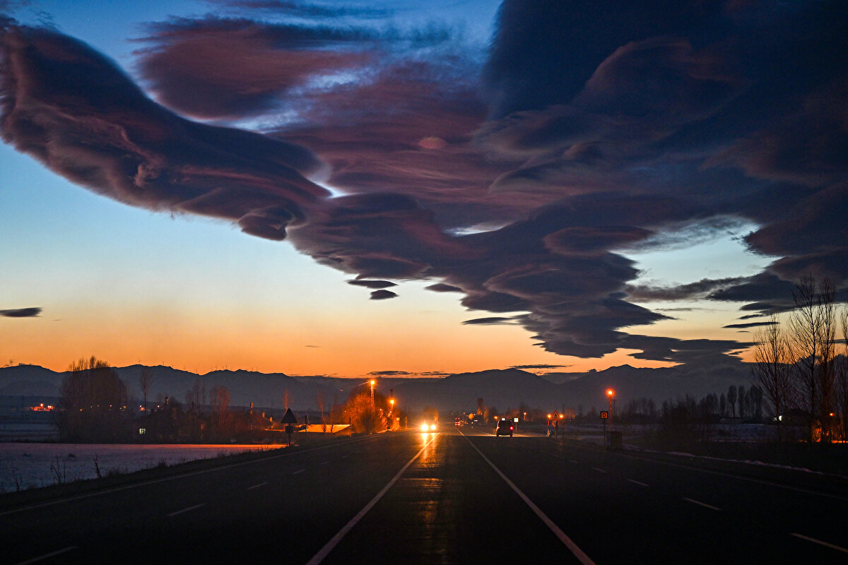 Van semalarında dün akşam saatlerinde mercek bulutu görüldü.<br>