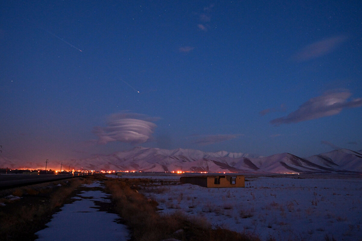 Meteoroloji Genel Müdürlüğü'nün internet sitesinde yer alan bilgiye göre, mercek bulutları, engebelerden kaynaklanan rüzgar dalgalanmalarının bir sonucu olarak oluşuyor ve engebenin kuytu tarafında aşağı doğru hareketli türbülansın olduğunu gösteriyor.<br><br>