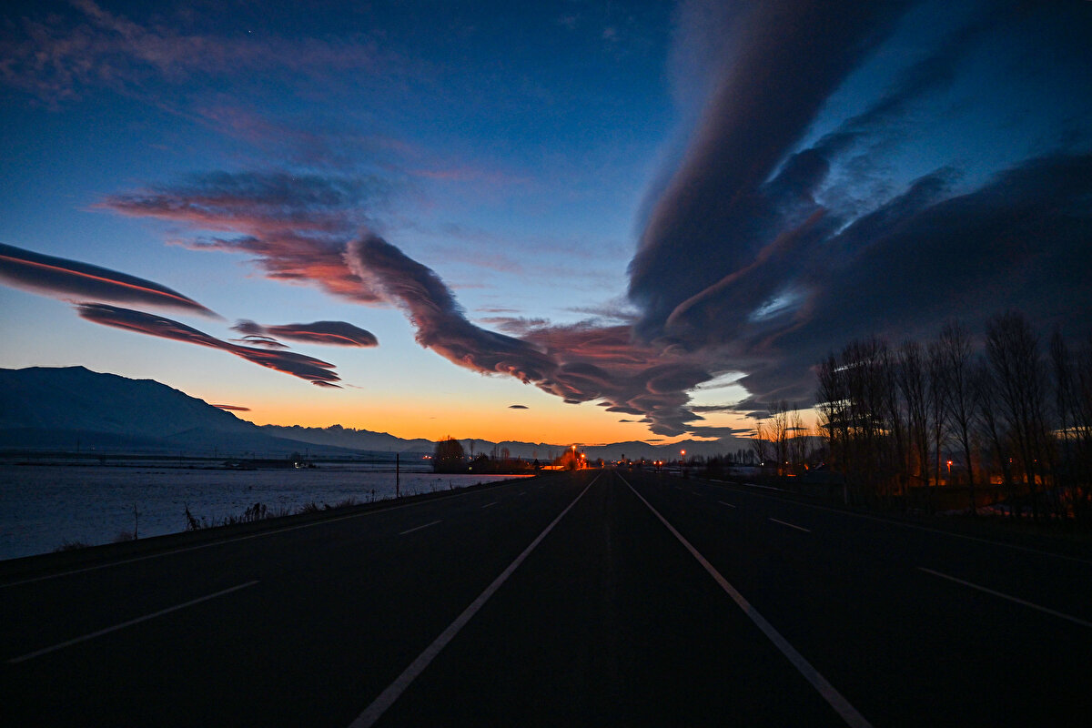 Orografik bir olayın sonucu olan ve UFO'ya benzeyen bulutun, fön rüzgarlarının bulunduğu her türlü coğrafi alanda görülme ihtimali yüksek.<br><br>