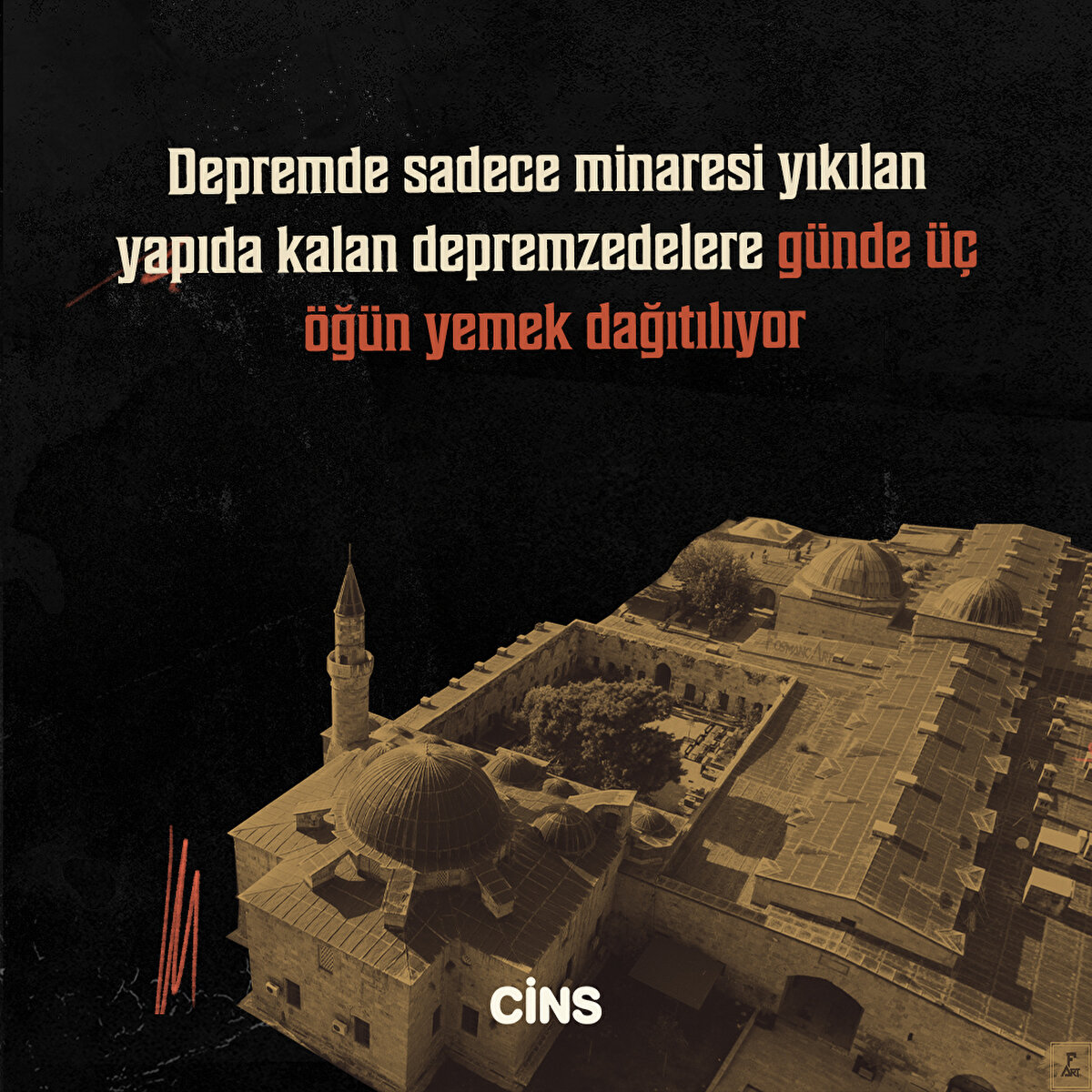 Depremde sadece minaresi yıkılan yapıda kalan depremzedelere günde üç öğün yemek dağıtılıyor 