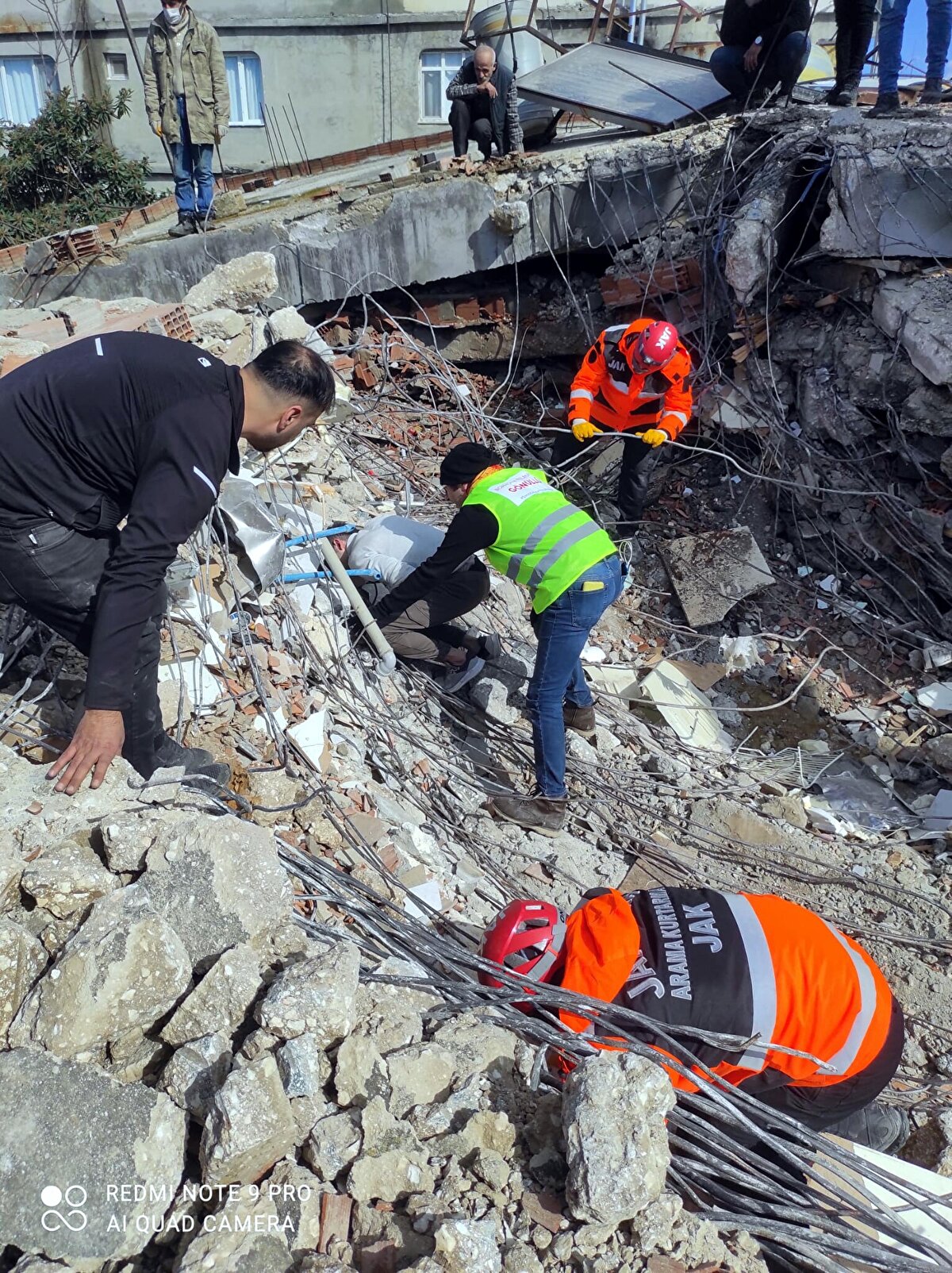 Kahramanmaraş merkezli 6 Şubat'ta meydana gelen depremden 48 saat sonra bölgeye ulaşan Jeofizik Mühendisleri Odası İzmir Şube Başkanı Sinancan Öziçer, yaptıkları incelemeler ve izlenimleri hakkında bilgi verdi. Deprem bölgesindeki yaklaşık 20 bin binada enkaz kaldırma çalışmalarının ancak bu yıl tamamlanabileceğini, şehirlerin tekrar yapılanmasının ise 10 yılı bulabileceğini dile getiren Öziçer, "Depremden 48 saat sonra oradaydık. Limandaki yangın devam ediyordu. Çaresizliği gördük, herkes yardım istiyordu, panik ve feryat vardı. Travma ciddi boyutlardaydı. Ancak teknik olarak baktığımızda en dikkat çeken tespitim inşaatlardaki imalat hataları oldu. Hasarlı yapıların, enkazların içine girdik. Binaların temeli zemine bağlı tasarlanmamıştı. Kolon ile kirişlerin birleşme yerlerinde yatay demirlerin eksik olduğunu gördük. Hal böyle olunca sadece 7 değil 6 büyüklüğündeki depremde bile bu yıkımlar olabilirdi. Binalar bırakın son yönetmeliği 1975 veya 1995 yönetmeliğine uygun şekilde dahi yapılmış olsa bu kadar can kaybı yaşanmazdı. Elbette deprem nedeniyle ve zeminin fiziksel özelliğine bağlı yıkımlar oldu ama bu eksiklikler yapılmasaydı bu kadar can kaybı yaşanmazdı" diye konuştu. 