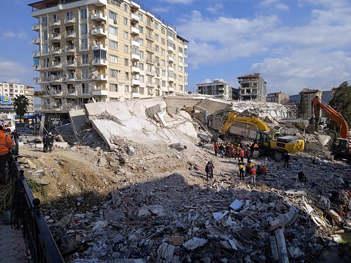 'KUMAR OYNAMAYIN' UYARISI<br>Bölgedeki incelemelerin ardından İzmir'i de değerlendiren Sinancan Öziçer, miadını dolduran 40-50 yaşındaki binaların fazla olması nedeniyle şehirdeki riskin arttığını vurguladı. Eski binaların ortalama 8 kat yükseklikte olduğunu ve 80 ile 150 metreye kadar derinlikte olan alüvyon zemin üzerine kurulduğunu anlatan Öziçer, "2020 depreminde de gördüğümüz; o bölgelerdeki zeminin özellikleri gelen deprem dalgasını büyütme özelliğine sahip. Bu durum binalara yük bindirebileceği için bizler endişeliyiz. Büyük bir depremde böyle bir sınav verebiliriz. Kumar oynamamalıyız. En azından bundan sonraki süreçte neler yapabileceğimizi düşünelim. Eski binaları son deprem yönetmeliğine göre yenileyip, denetleyerek bu süreci olumluya çevirebiliriz" diye konuştu. 