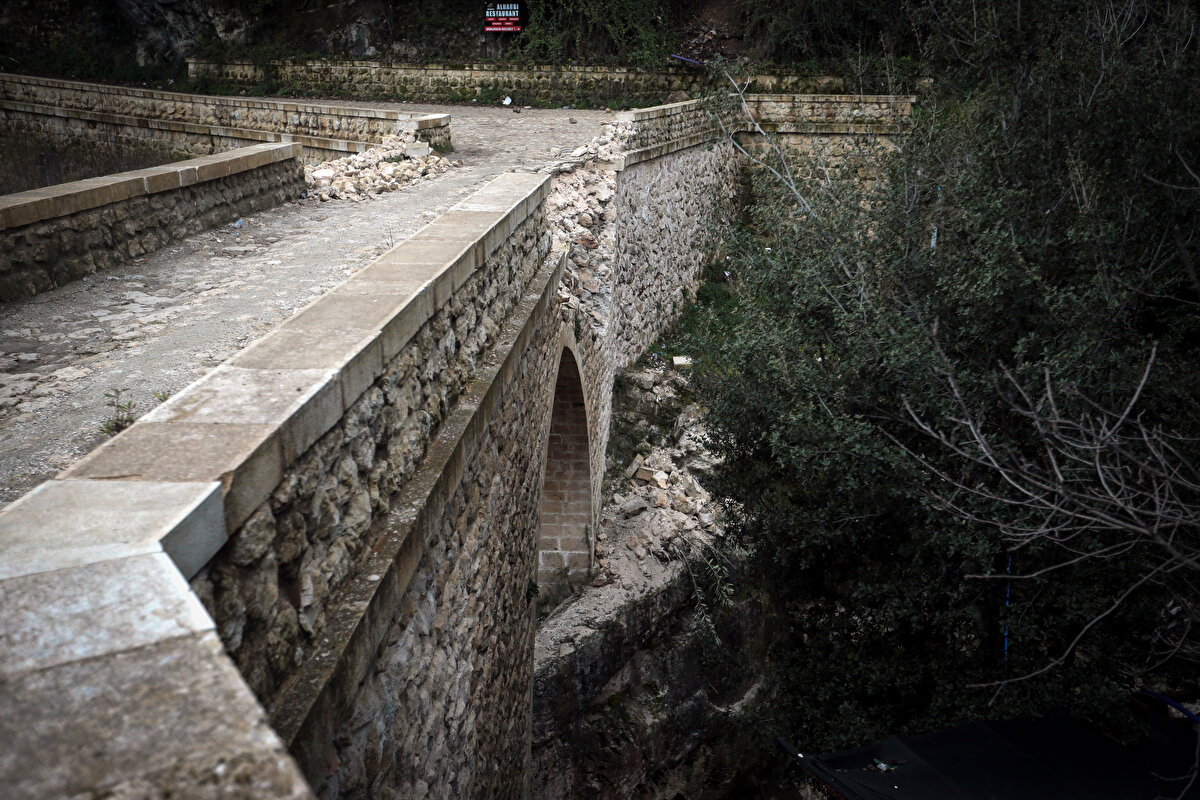 Kullanılabilir durumdaki köprüden küçük araçların geçebildiği anlatan Halistürk, "Kahramanmaraş depremlerinde ayrılmıştı köprü ancak kullanılabilecek durumdaydı. Hatay'daki depremden sonra yamaçtan düşen taşlar nedeniyle yıkım oluştu." dedi.<br>