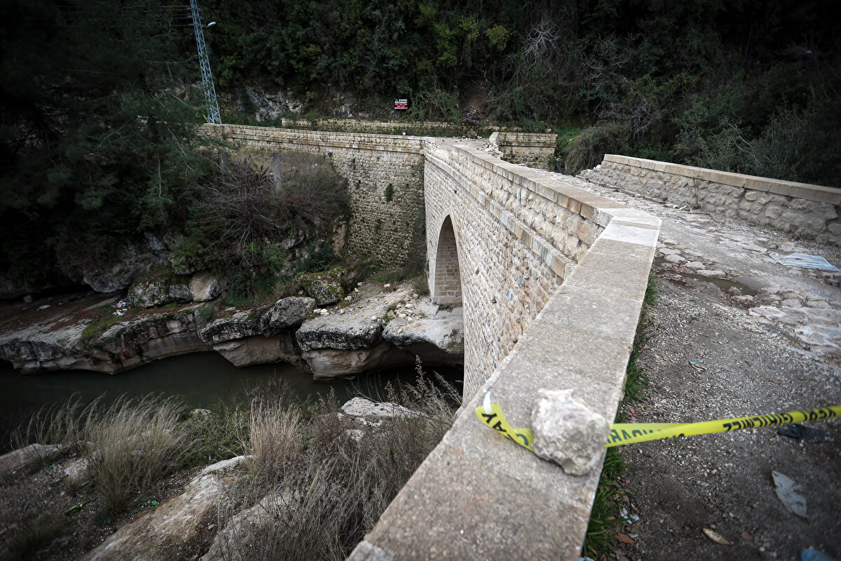 "Köylerdeki eski yapılarda büyük yıkım oldu"<br><br>Batıayaz Mahalle Muhtarı Doğan Halistürk, AA muhabirine, köprünün Kahramanmaraş merkezli depremlerde hafif hasar aldığını söyledi.