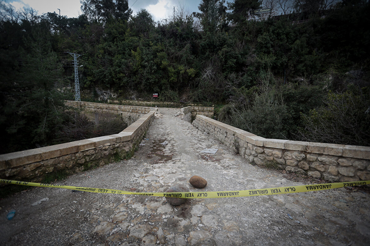 Vakıflı, Kapısuyu, Çamlıyayla, Büyükoba, Ceylandere, Hıdırbey ve Batıayaz kırsal mahallelerini şehre bağlayan köprünün kapatılması sonrası buradaki vatandaşlar, alternatif yollardan ulaşımı sağlamaya çalışıyor.<br>