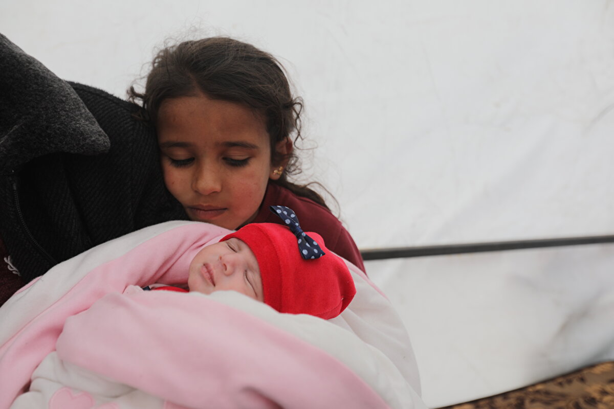 Afra bebek, Afrin ilçesinin Cinderes beldesinde Kahramanmaraş merkezli 7,7 büyüklündeki depremde yıkılan evlerinin enkazında dünyaya geldi.<br><br>