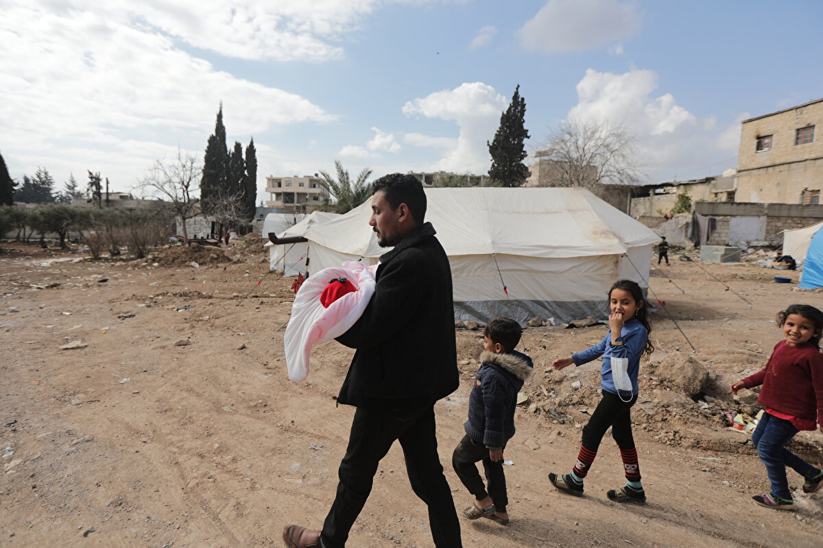 "Kurtarma çalışmaları sırasında ilk önce bebeğin annesinin ayaklarını gördük. Üzerine tavan çökmüştü. Molozları eşerken sesler geliyordu, amcamın oğlunun (Afra'nın babası) sesi zannettim. Eşmeye devam ederken bebek olduğunu fark ettim."<br><br>
