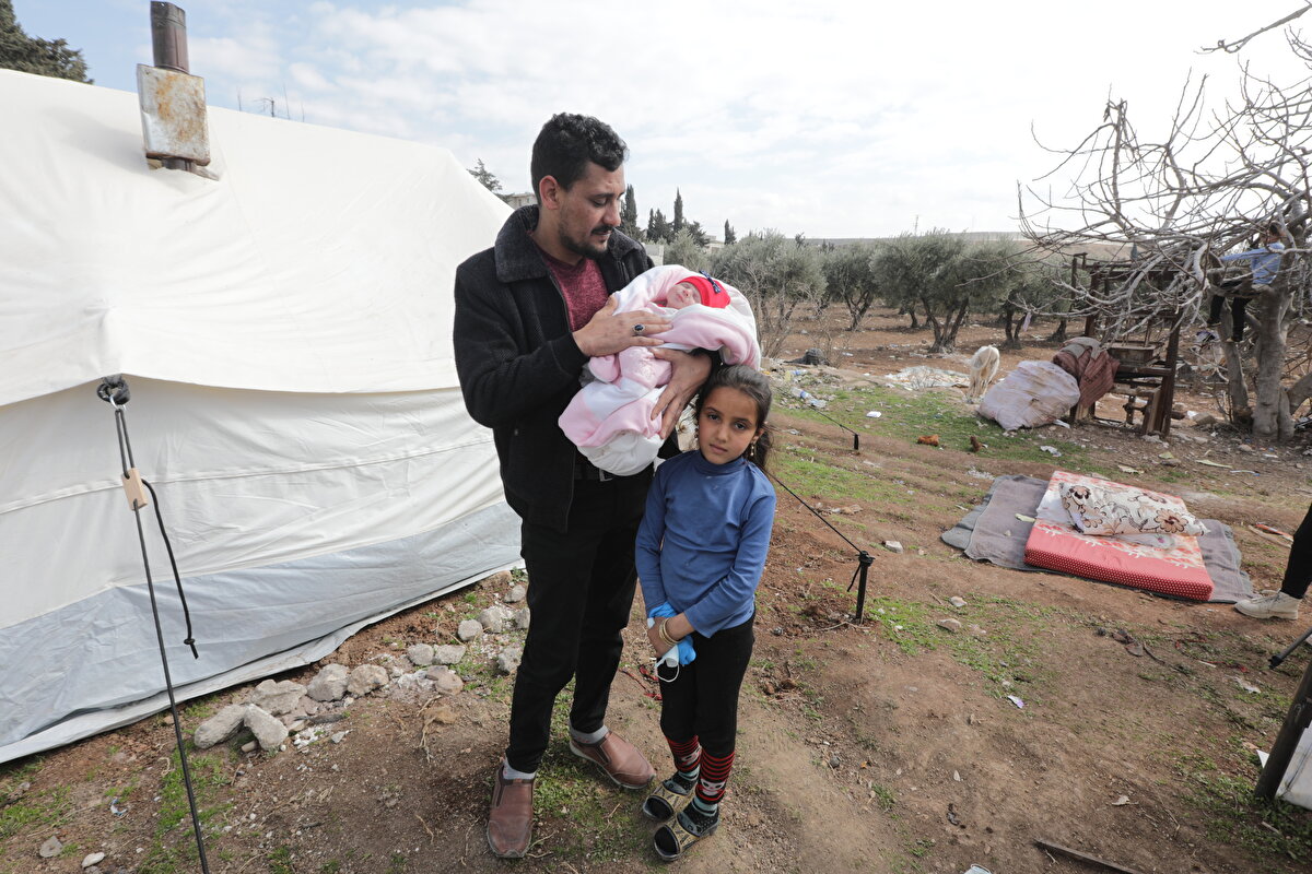 Sevadi, 6 Şubat'taki depremler sırasında eşini ve çocuklarını alarak evden dışarı çıktıklarını ancak Afra'nın annesi ve babasının kaldıkları binanın çöktüğünü belirtti.<br><br>