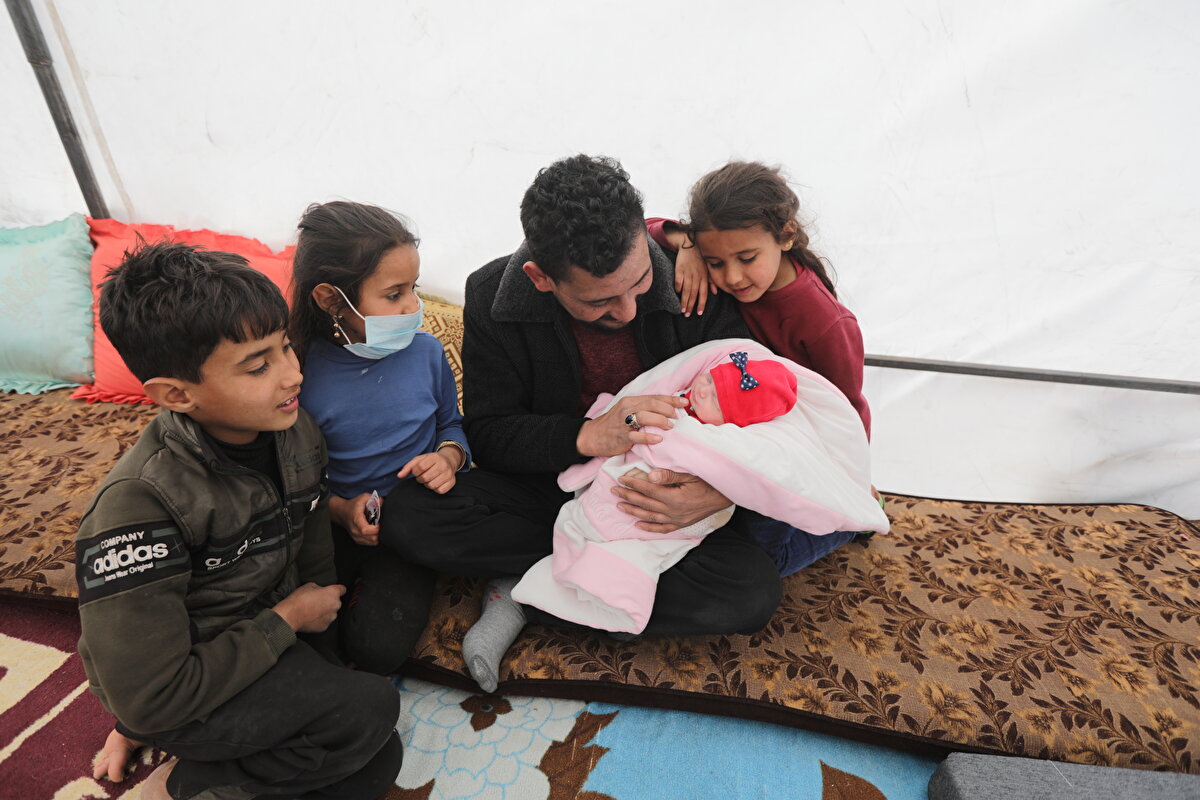 Afra bebeğin sağlık durumunun iyi olduğunu ifade eden Sevadi, "Afra, bana babasından hatıra. Ailesinin hepsi hayatını kaybetti. Ölen babasıyla kardeşten daha yakındık. O gitti emaneti kaldı." şeklinde konuştu.<br><br>