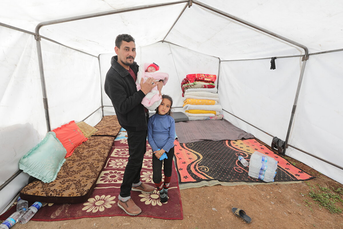 Sevadi, Afra'nın göbek bağını enkaz altında kestiğini belirterek bebeği, apar topar hastaneye götürdüğünü söyledi.<br><br>