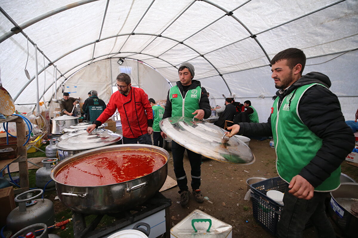 Niğde'de yaşayan 19 yaşındaki Hüseyin Uçar ve 25 yaşındaki Samet Boğazoğlu, depremlerin yaşandığı gün 30 gönüllü ile Gaziantep'in Nurdağı ilçesine geldi.<br>