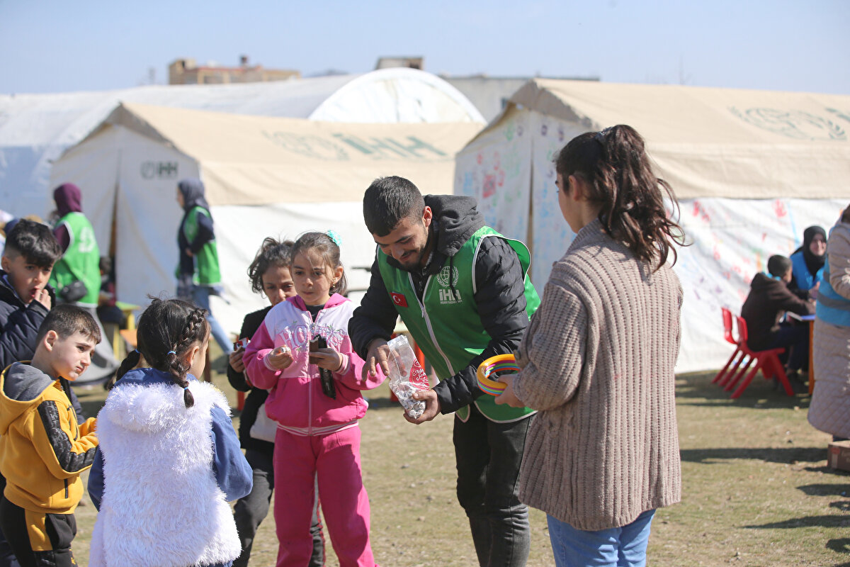 Enkazdan bir çocuk çıkarttım, 3 saat ağladım"<br><br>Samet Boğazoğlu AA muhabirine, depremlerin olduğu gün Gaziantep'in Nurdağı ilçesine geldiklerini söyledi.