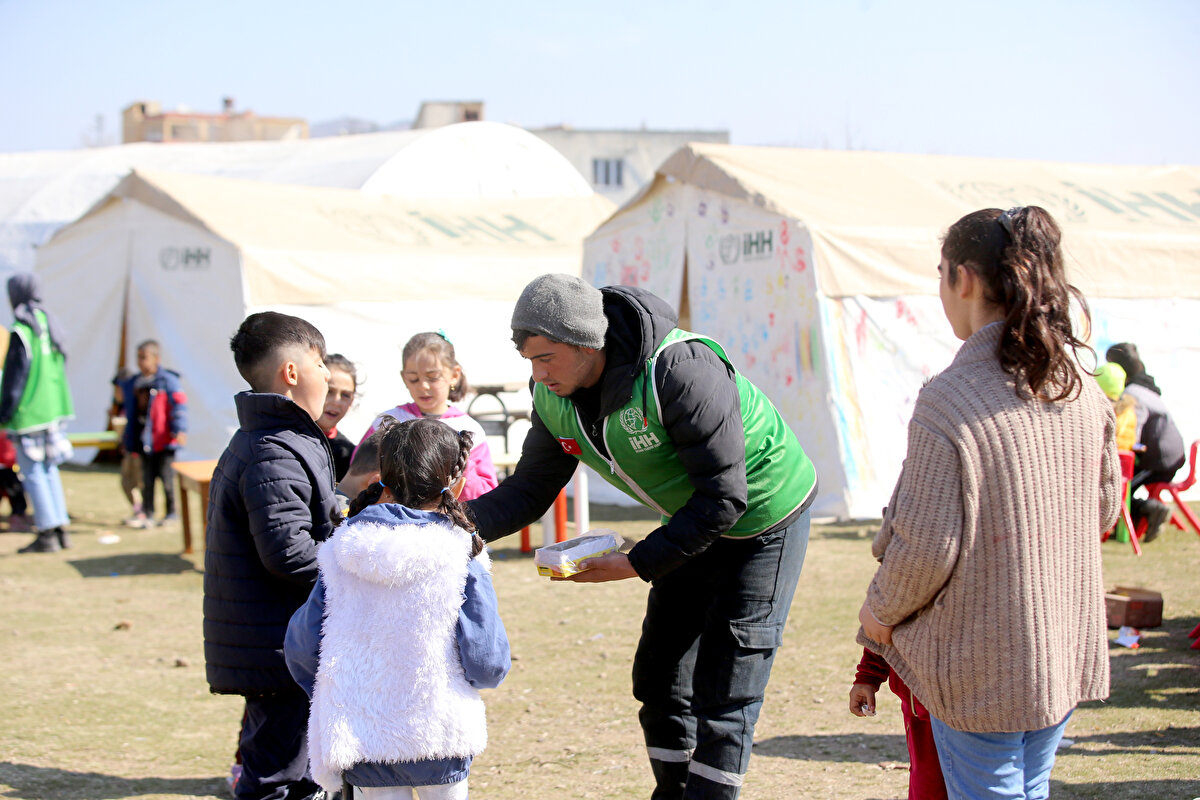 Gönüllüler, zaman zaman çikolata ve yiyecek dağıttıkları çocuklarla da ilgileniyor.<br>