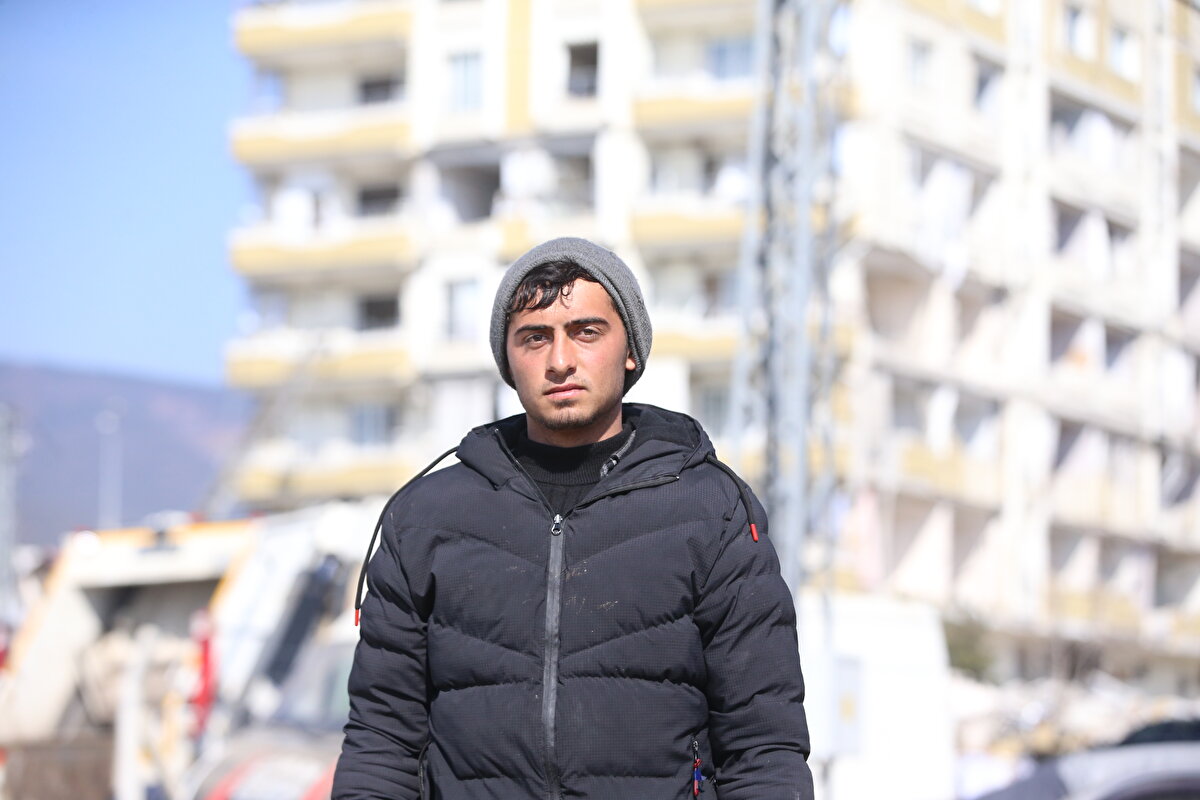 İlçede yaklaşık 5 gün arama kurtarma çalışmalarına katılan iki arkadaş, şimdi de İHH tarafından Aslanlı Mahallesi'nde kurulan çadır kentte hazırlanan yemekleri depremzedelere dağıtıyor.<br>