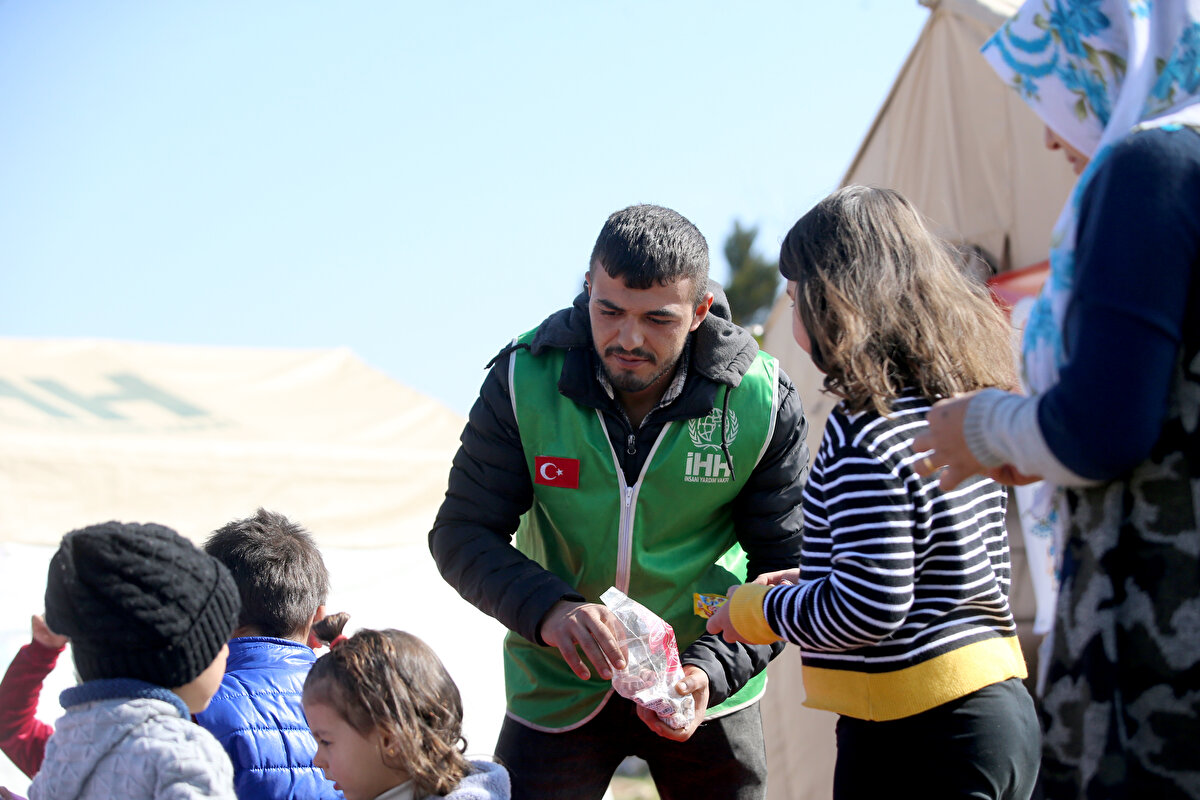 Burada enkazda kalan vatandaşları çıkartmak için 7-8 gün uğraştıklarını belirten Boğazoğlu, "Buraya geldiğimizde 30 kişiydik. Bazı arkadaşlarımız bir süre sonra bölgeden ayrıldı. Arkadaşım Hüseyin'e 'biz kalalım' dedim. Enkazda uykusuz çalıştık." diye konuştu.<br><br>Çok zor bir süreç geçirdiklerini ifade eden Boğazoğlu, şöyle devam etti:<br><br>"Enkazdan 7 kişiyi canlı olarak çıkarttık. En son enkaz altından bir kız çocuğunu aldım, 5-6 yaşlarındaydı, hala gözümün önünden gitmiyor. Biz burada elimizden geldiğince insanlara yardımcı olmaya çalışıyoruz. Burada ne iş varsa bir ucundan tutmaya çalışıyoruz. Enkazdan bir çocuk çıkarttım, ondan sonra 3 saat ağladım."<br>