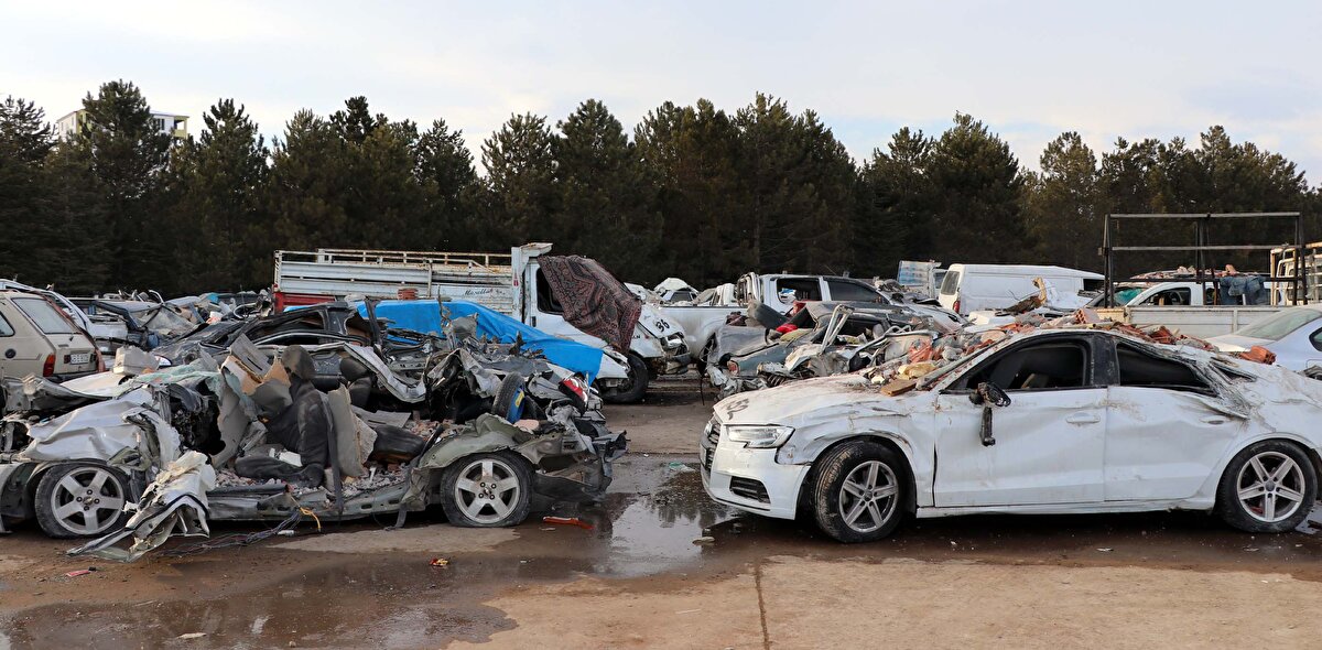 Enkazdan çıkarılan araçlar, Pınarbaşı Mahallesi'ndeki boş araziye çekiliyor. 