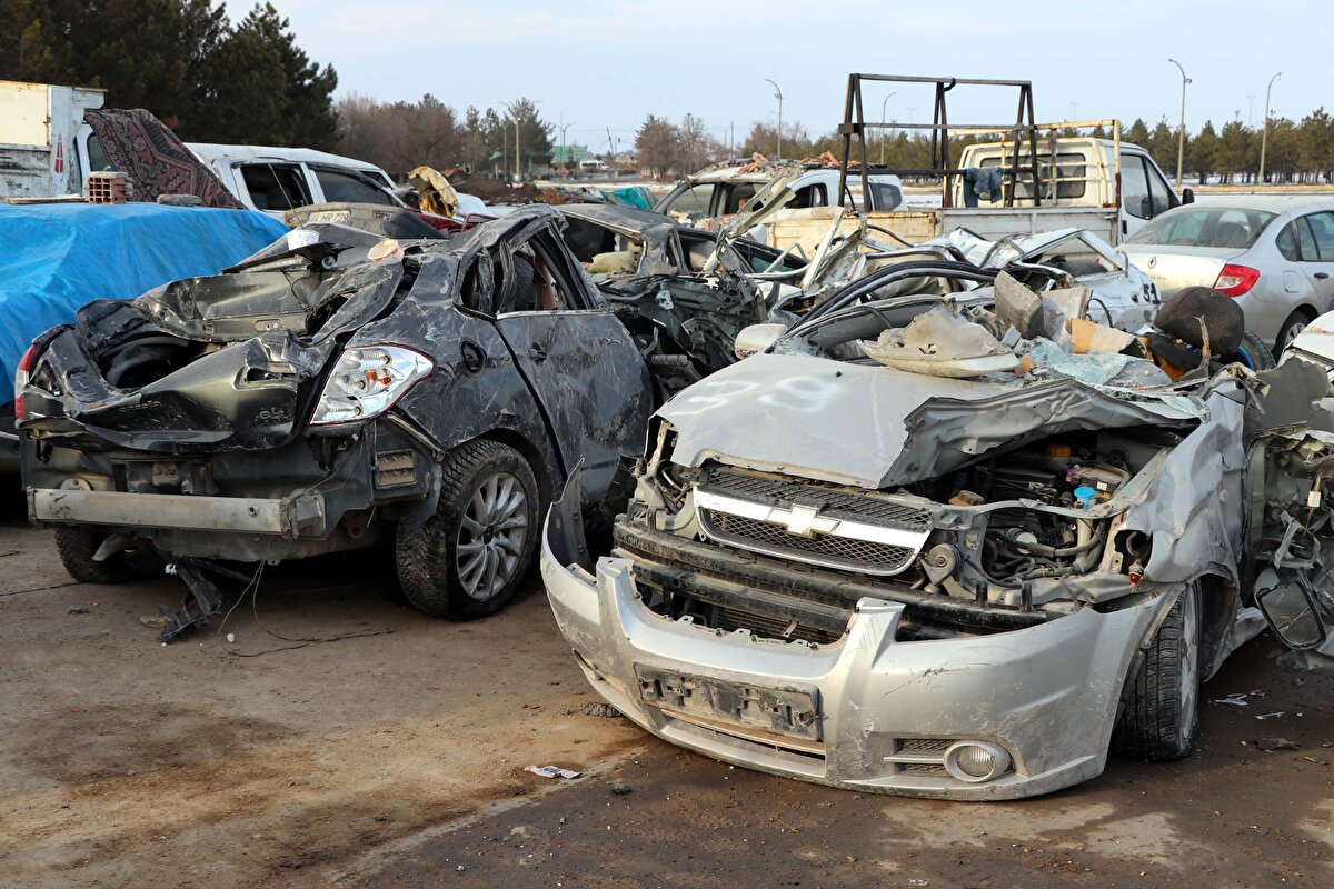 Bölgede askerler 24 saat nöbet tutuyor. Burada 70 hasarlı araç bulunuyor.