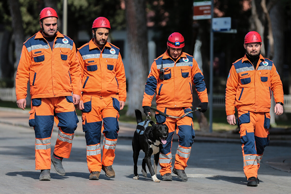 Kurtarma ekibinin şefi Murat Katıtaş, deprem alarmı gelir gelmez 4 kişilik ekip ve teknik malzemelerle yola çıktıklarını söyledi.<br>