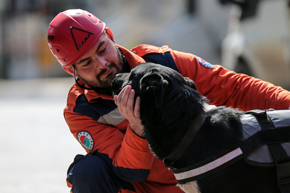Katıtaş, ardından geçtikleri Elbistan`a 7, Hatay`da da 8 kişilik ailenin 2 ferdini kurtardıklarını kaydetti.<br>