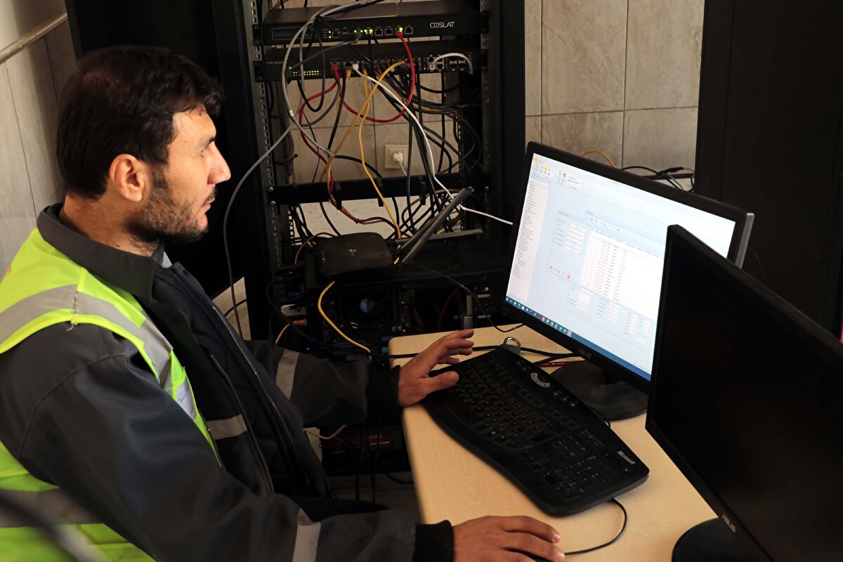 Öğle saatlerine yakın bu çalışmalar kontrol altına alınmıştı. İş gücümüzün bir kısmını Kahramanmaraş'a doğru sevk etmek üzere hazırlıyorduk. Çünkü 'Maraş'ta çok büyük yıkım oldu' diye bize haberler geliyordu. Onlara yardım etmek için hazırlık yapıyorduk. Maalesef 13.24'te yine deprem oldu. Onun merkezi Elbistan'dı. Kaymakamımız ve mülki idare amirlerimizle beraber şehrin bundan sonraki sürecini konuştuğumuz bir toplantıdaydık. Yani kıyameti yaşadık diyebilirim" ifadelerini kullandı.