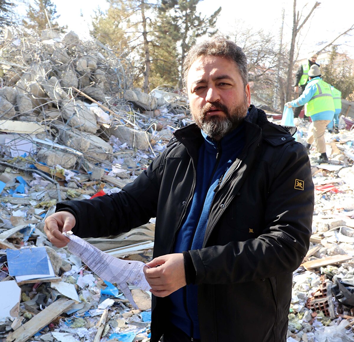 '930 VATANDAŞIMIZI KAYBETTİK'<br>Elbistan'daki son durumla ilgili bilgi veren Başkan Gürbüz, "7.6 büyüklüğündeki depremde yaklaşık 322 binamızı tamamen yıkıldı. 880 binamız kısmen ve tamamen yıkık. Yaklaşık 2 bin binamızsa ağır hasarlı ve yıkık olarak tespit edilmiş. Bu şehrin depremden önceki yapı stokunda şehir merkezinde yaklaşık 40 bin bağımsız bölüm var. Elbistan'da 20 bin bağımsız bölüm kısmen veya tamamen yıkık durumda. Yaklaşık 95 kadar binamızın hemen yıkılması gerekiyor. Tehlike arz ediyor. Dün itibariyle onların yıkım çalışmaları da başladı. 120 bin civarındaki vatandaşımızı şehir dışına göndermek zorunda kaldık. Birinci, ikinci ve üçüncü günler bizim için çok zordu gerçekten. Yaklaşık 75 yaşam alanını ve 11 ili etkileyen bir depremdi. Elbistan'da 930 vatandaşımızı maalesef kaybettik. Bu anlamda çok üzgünüm" diye konuştu.