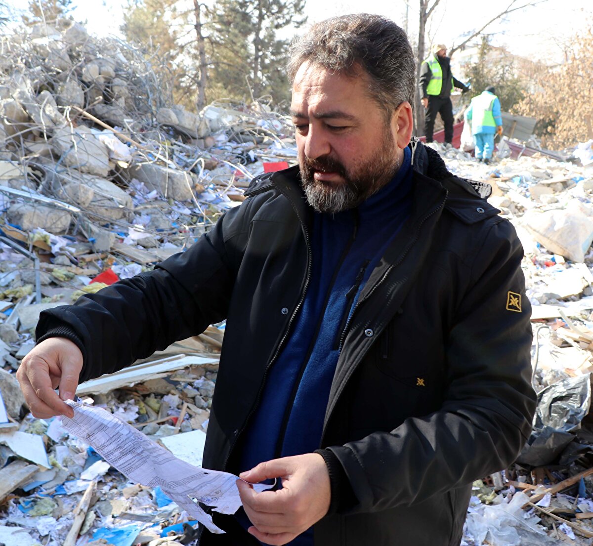 'EVRAKLAR ASKERİ PERSONEL GÖZETİMİNDE ALINDI'<br>Yıkılan Elbistan Belediyesindeki imar kayıtlarına değinen Başkan Gürbüz, şöyle konuştu:<br>"İlk 3-4 gün enkaz altındaki canlarımızı kurtarmakla ilgili çalışmalarımızı yaptık. Daha sonra vefat eden vatandaşlarımızı defnettik. Arkasından da yıkılan çöken binalarla ilgili yasal süreçler başladı. Çevre, Şehircilik ve İklim Değişikliği Bakanlığı enkaz alanlarından karotlar aldılar. Elbistan'a 4 tane savcı atandı. Nevşehir Cumhuriyet Başsavcımızın başkanlığında diğer 3 başsavcımız burada. Hukuksal süreci başlattılar. Burada en önemli kayıt belediyelerin dosyalarıdır. Yani imarla ilgili çalışmalarıdır. Bakanlığımız bize, 'Burası çok ağır hasarlı. Buraya kimse giremez' dedi. Ama bir şekilde yasal süreçlerin başlayabilmesi için o evraklara ihtiyacımız var. Çevre, Şehircilik ve İklim Değişikliği Bakanlığı'nın buradaki uyarısı da ağır hasarlı olduğu için AFAD ile bu konuyu görüştük.