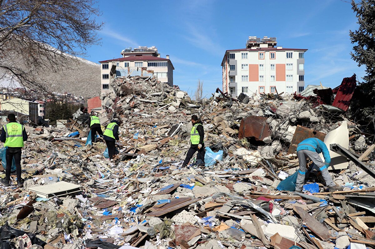 Şehirdeki Cumhuriyet Başsavcılığı, valilerimiz, AFAD yetkililerimiz, emniyet mensuplarımız ve belediye olarak binanın tıraşlanması ve arşive ulaşılması kararını aldık. Binayı ve arşiv tamamen kurtardık. Şu anda klasik ve sayısal arşivimizde herhangi bir kayıp söz konusu değil. Tamamı kontrol altında. Evraklar tamamen askeri personel gözetiminde alındı. Araçlara konuldu. İncelenmek üzere Cumhuriyet Başsavcılıklarını teslim edildi ve o evraklar orada mühürlendi. Şu anda da çalışmaları başladı. Dolayısıyla bizim herhangi bir veri ve arşiv kaybımız söz konusu değil."