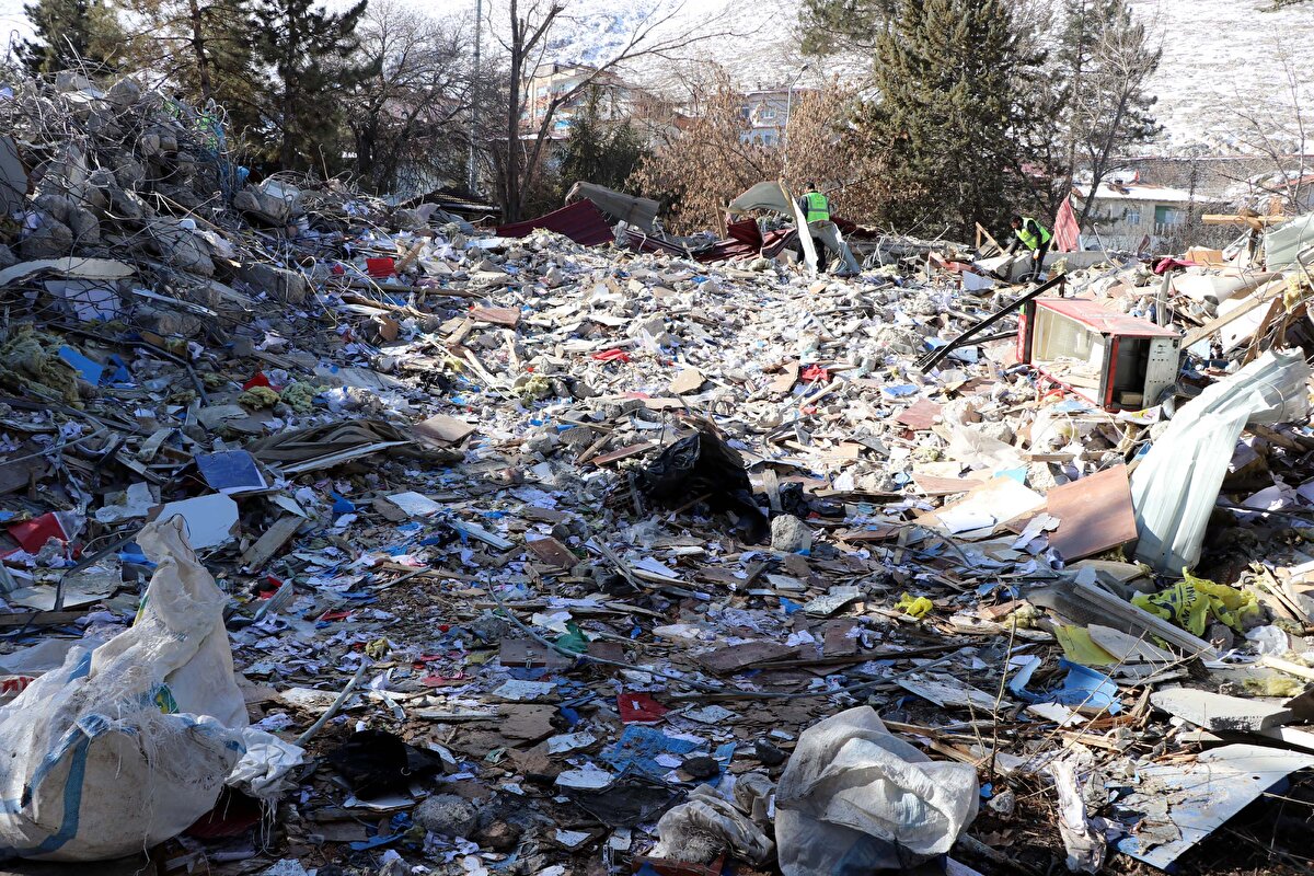 Elbistan ilçesinde, geçen 6 Şubat'ta meydana gelen 7.6 büyüklüğündeki depremde 322 bina tamamen yıkılırken, 880 bina da ağır hasar gördü. Deprem nedeniyle hayatını kaybedenlerin sayısı ise 930'a yükseldi. Deprem nedeniyle ağır hasar gören Elbistan Belediyesi de içeride bulunan evrakların alınması için iş makineleri ile yıkıldı. Yaşananları anlatan Elbistan Belediye Başkanı Mehmet Gürbüz, "İlk depremde Elbistan'da sadece 3 bina yıkıldı. 13 vatandaşımızı orada kaybettik. İlk depremin merkez üssü Pazarcık olduğu için Kahramanmaraş'ta çok büyük tahribat yapmıştı. Biz öğleye kadar, 3 binamızdaki enkaz çalışmalarında binaların içinden yaklaşık 100 kadar vatandaşımızı canlı çıkardık. Vefat eden vatandaşlarımızı da çıkardık.