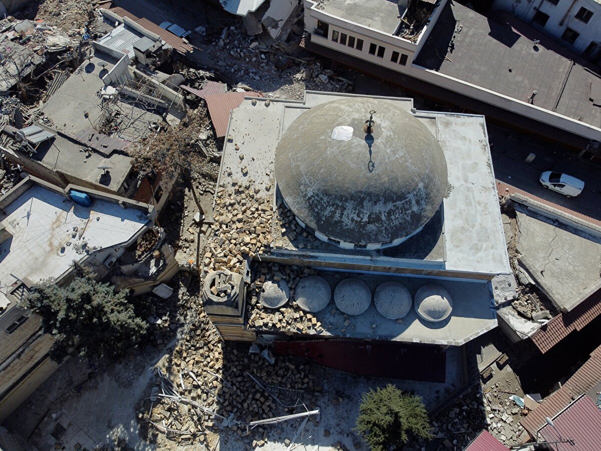 Kahramanmaraş merkezli depremler, taş ve ahşaptan yapılan yaklaşık 500 yıllık Maraş Kapalı Çarşısı'na da zarar verdi.<br>