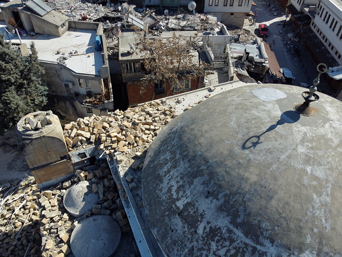 Depremler nedeniyle enkaza dönüşen taş ve ahşap evler ile Tarihi Maraş Kapalı Çarşısı`nın son hali dronla görüntülendi.<br>
