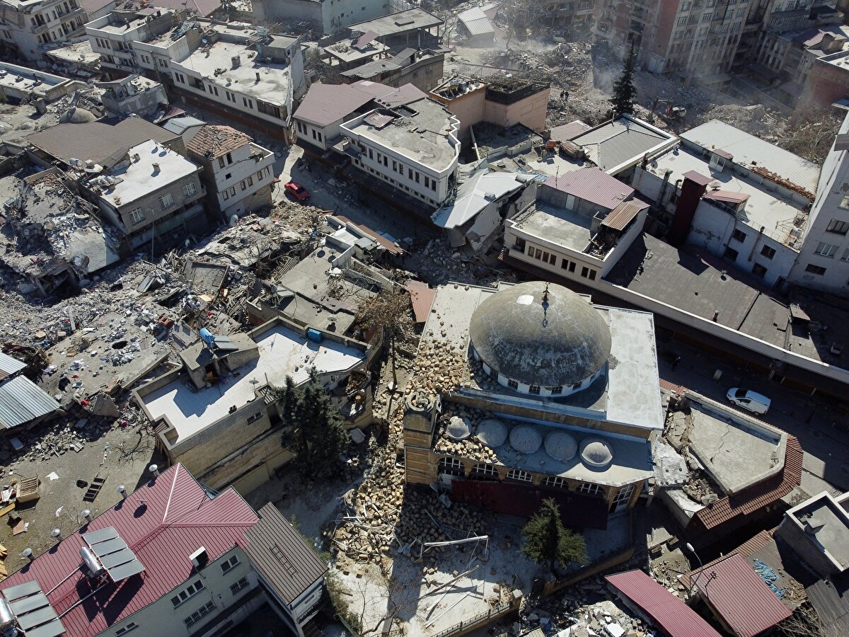Çevresinde dar sokaklarda bulunan tarihi dükkanlar, müze ve konakların yanı sıra geçen yıllarda restore edilerek pansiyon ve kafeye dönüştürülen yapılar depremde hasar gördü.<br>