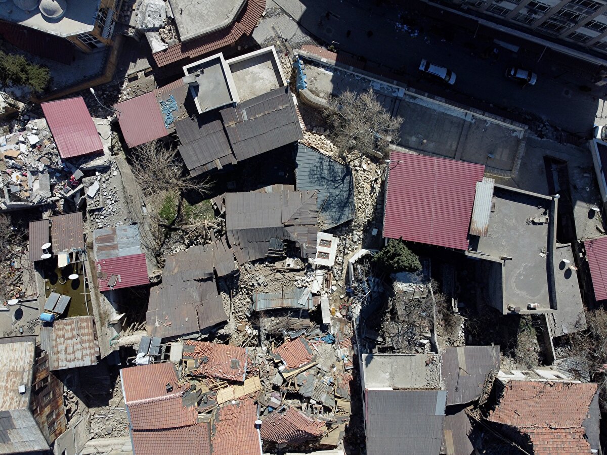 Havadan çekilen görüntülerde yapılardaki yıkım depremin etkisini gözler önüne seriyor.<br>