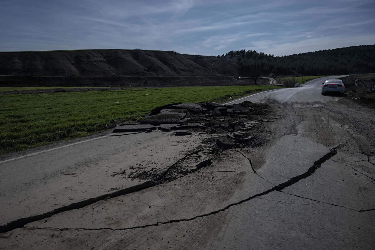 Yazın nüfusun 2 bin 500'e çıktığı mahallede 350 hanenin bulunduğunu, 60 evin, sakinleri yurt dışında yaşadığı için boş olduğunu belirten Ünlügedik, evlerin yarısından çoğunun yıkıldığını ifade etti. Mahalleye gelerek yarığı inceleyen yetkililerin bölgenin yaklaşık 4 metre kaydığı bilgisini verdiğini aktaran Ünlügedik, "Yerimizi, yurdumuzu terk etmeyiz. Bu evleri yıkacağız, Allah'ın izniyle yerlerine yenisini yapacağız ama depreme dayanıklı evler olacak." dedi.<br><br>