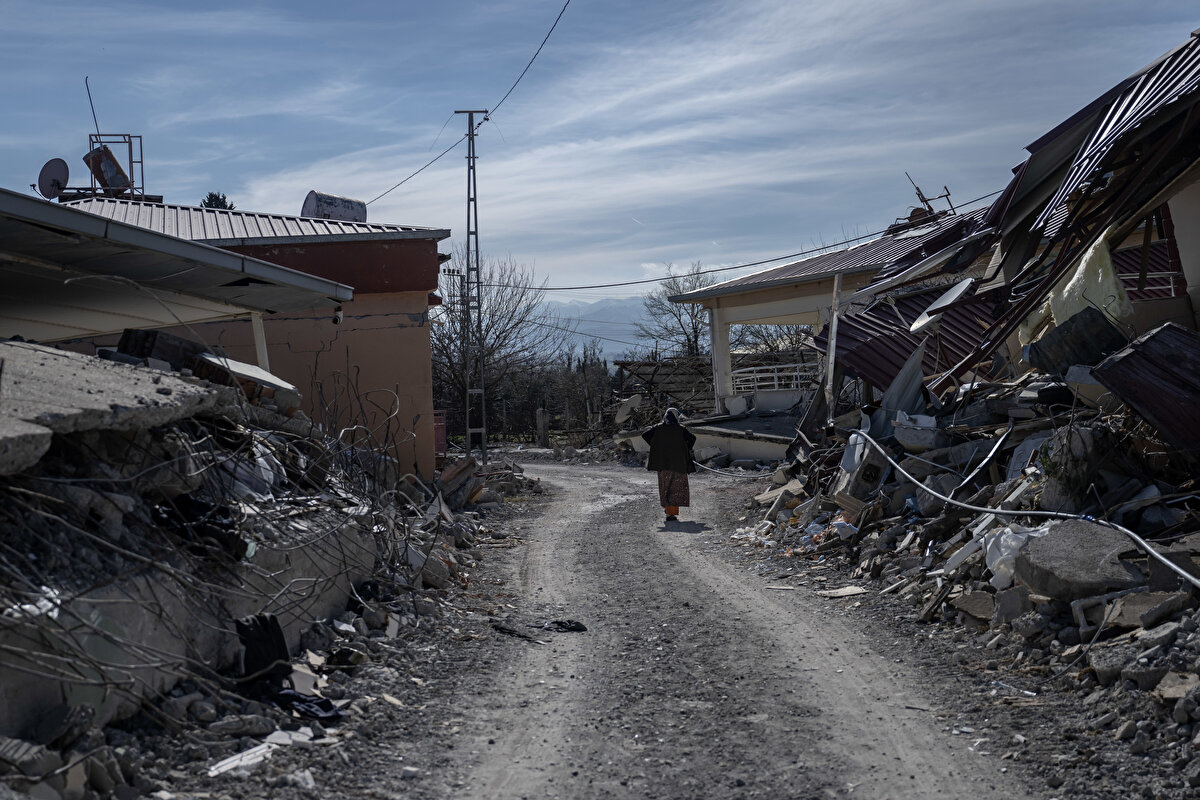 Mahalle sakinlerinden Mehmet Ünlügedik, depremin ardından evlerinden çıkabilenlerin kendilerini can havliyle açık alana attıklarını söyledi. Köyde enkaz altında kalan 5 kişiyi kendi imkanlarıyla çıkardıklarını dile getiren Ünlügedik, "Depremde mahallede 19 kişi vefat etti, imkanımız olsaydı bu sayı 7-8'e kadar düşebilirdi." dedi.<br><br>