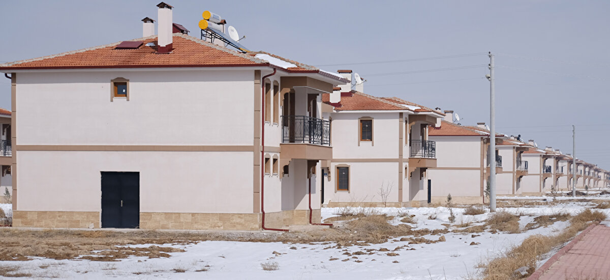 Kahramanmaraş’tan gelen Yaşar Karabürk, “Deprem anında evimiz uçacak sandık. Çocuklarımızı dışarıya çıkardık. Bir arabam vardı, 7 kişi onun içine sığındık. 2 gün arabada kaldık.<br>