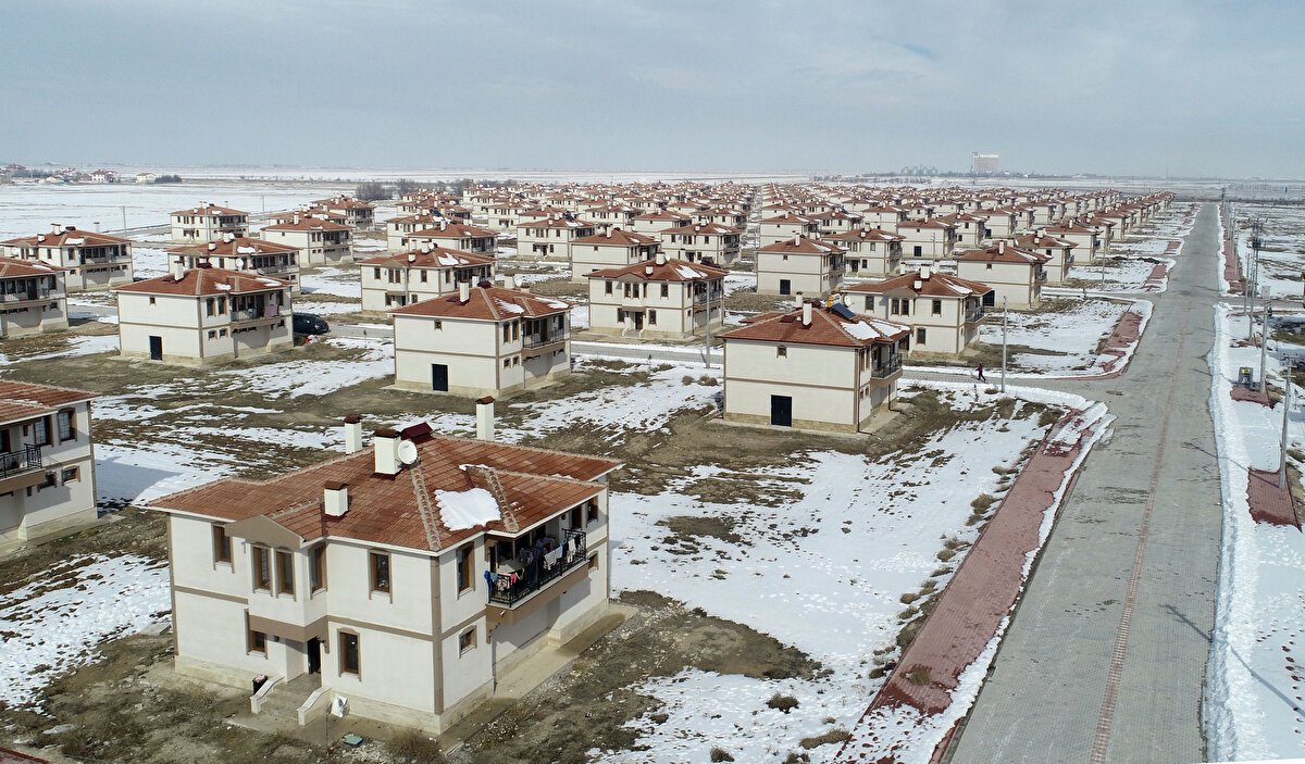 Oğlumun askerlik arkadaşı Konyalıydı onun vasıtasıyla buraya geldik. 30 akrabamı depremde kaybettim. Allah bu acıyı, bu korkuyu kimseye yaşatmasın. Depremden 3 gün sonra buraya geldik.<br>
