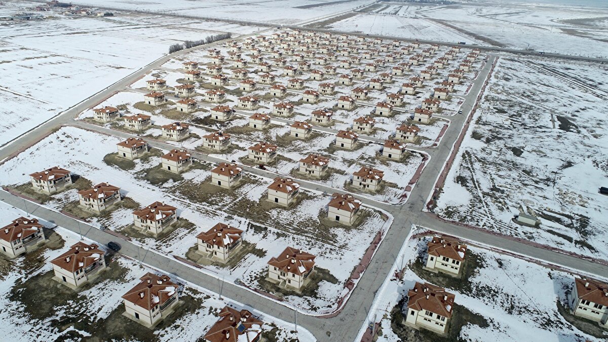 Başta devletimiz olmak üzere Konya halkına ve Türk milletine minnettarım. Allah, yardım edenlere yerine bin versin. Kendi evimde yoktur buradaki huzurum. Evler çok güzel, yapanlardan Allah razı olsun. Köylüler sıfır evini, daha kullanmadan bize açtı” dedi.<br>