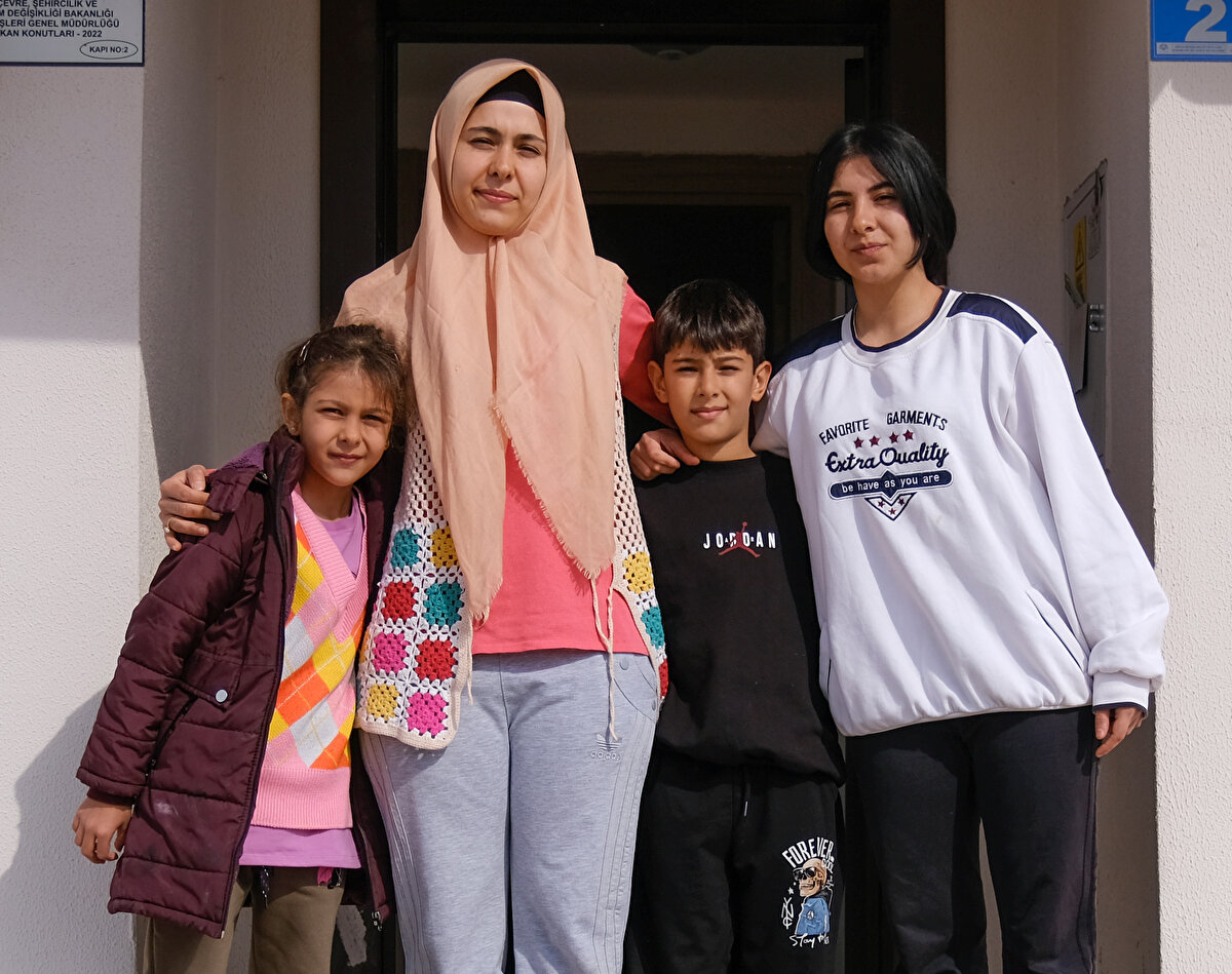 Antakya’dan gelen sağlık memuru 4 çocuk annesi Nurcan Doğan da “Antakya’dan buraya geldik. Her yer sallanıyordu, çocuklarımızı alıp terasa çıktık ve çatıda bekledik.<br>