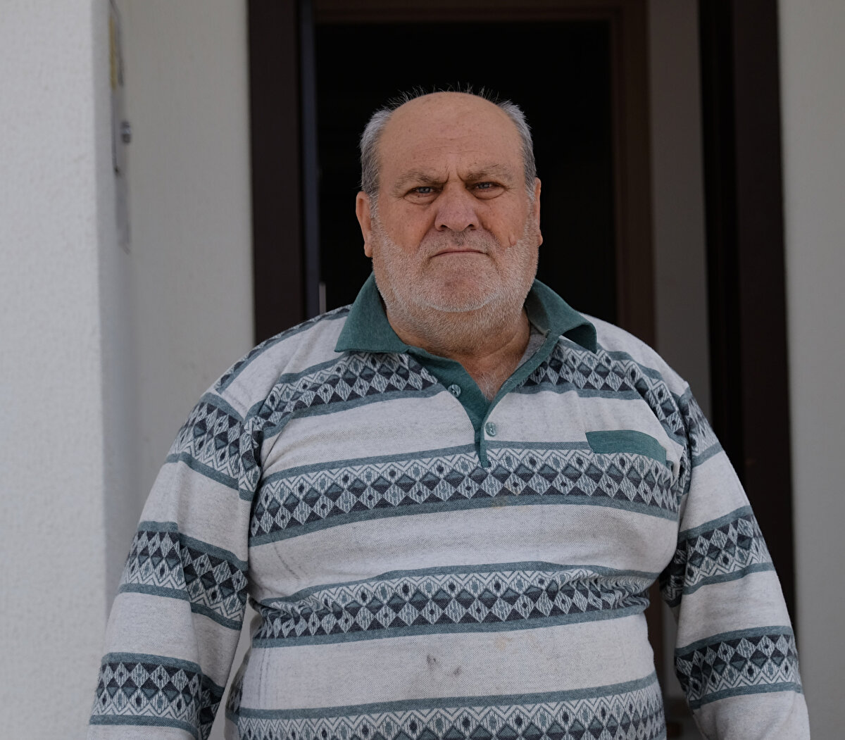 Buradaki köylülerimizden Allah razı olsun. Hiç aileyi aratmıyorlar, bize çok destek oluyorlar. Evler çok güzel yapılmış, içine girilmemiş bile. Biz gelene kadar halısından mobilyasına kadar düzenlenmişti. Eksiklerimizi de gönüllüler ve belediye ekipleri temin ediyorlar” ifadelerini kullandı.<br>