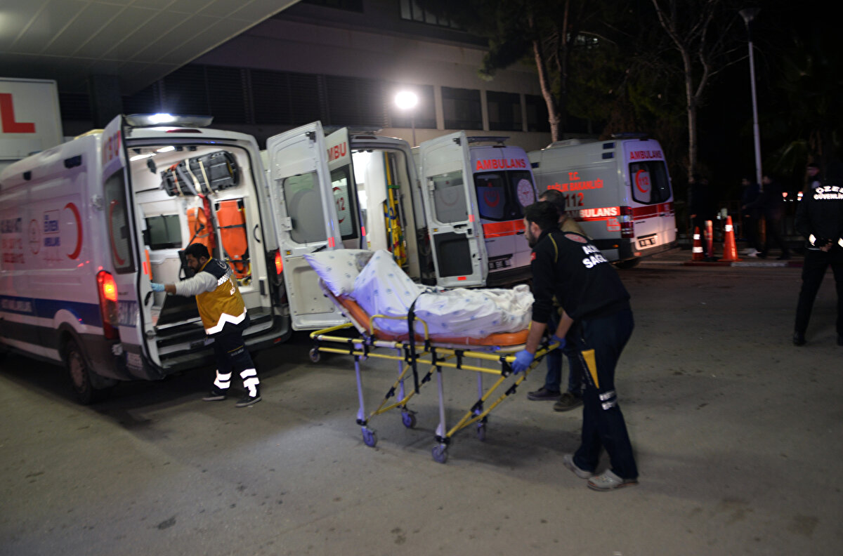 Adana'daki Çukurova Üniversitesi Tıp Fakültesi Balcalı Hastanesinin ana binasındaki iki blok, kolonlarının depreme dayanıklı hale getirilmesi amacıyla boşaltılıyor.