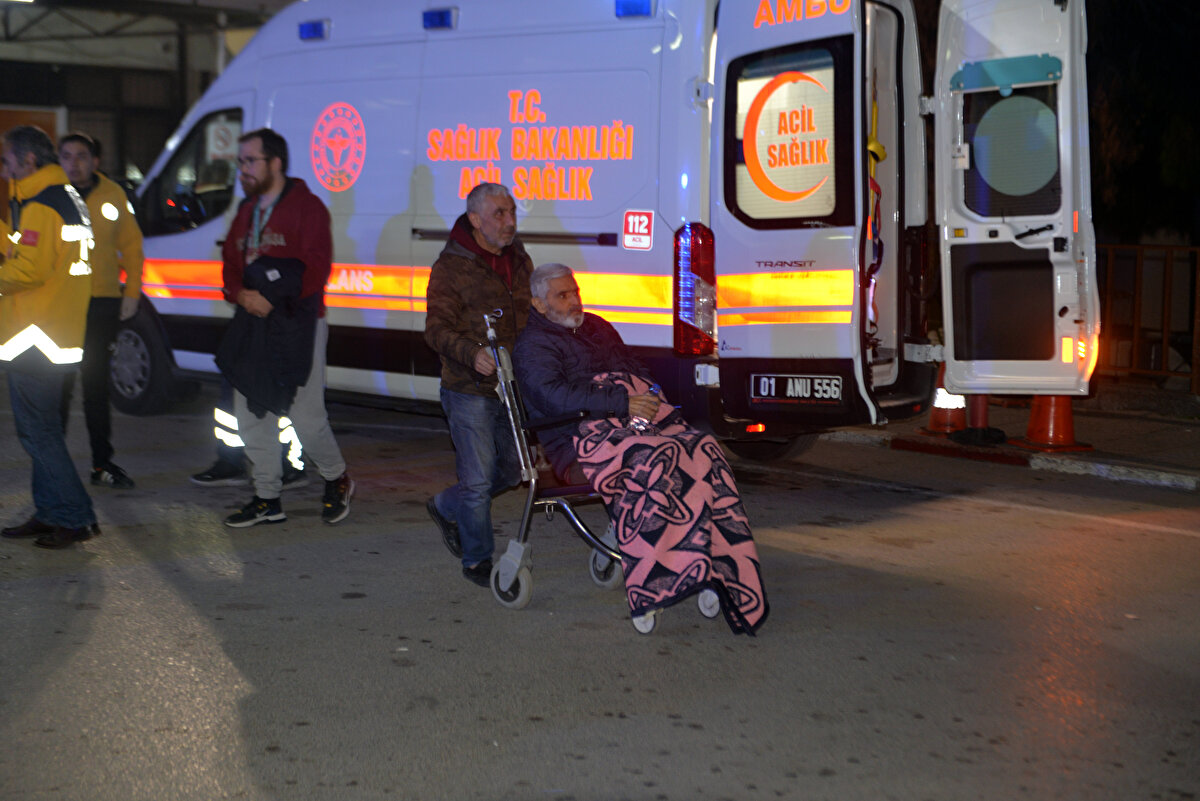 Kahramanmaraşlı merkezli 6 Şubat'taki depremler ve dün Hatay'daki depremin ardından hastane binasında Çevre, Şehircilik ve İklim Değişikliği İl Müdürlüğü ekipleri inceleme yaptı.<br><br>