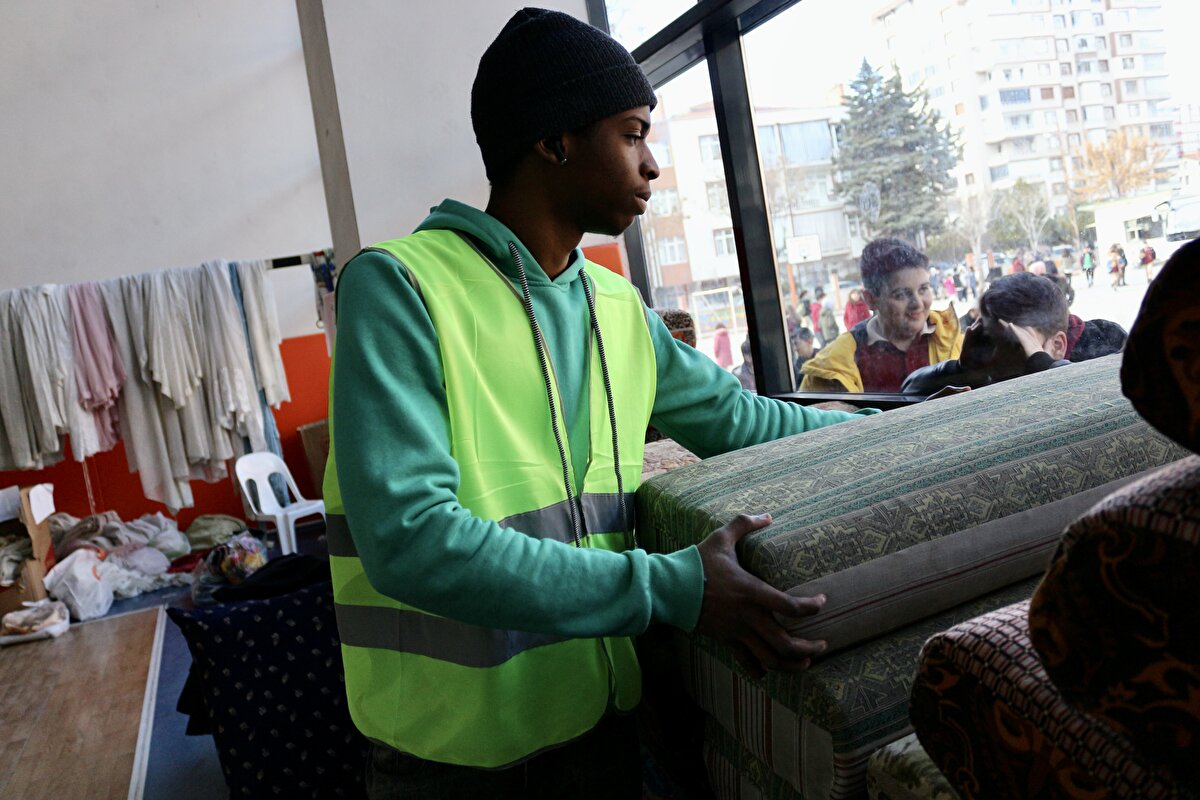 Traore, Çelik'in kendisine ağabey şefkatiyle yaklaşması ve yardımcı olmasıyla kısa sürede okula ve çevresine uyum sağladı.<br>